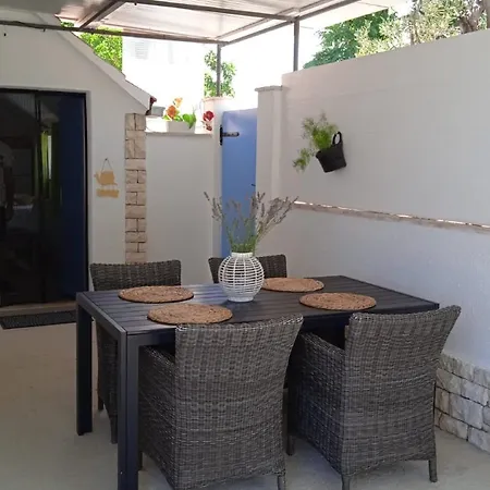 Holiday Mary - With Pool Tatil Evi